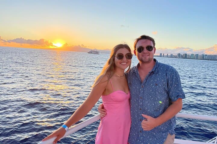 Honolulu Sunset Dinner Cruise: Waikiki Dinner Cruise & Friday Fireworks