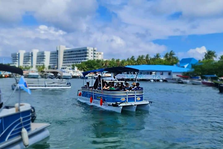Private Pontoon Tour Around San Andrés: Sea of Seven Colors Full-Day Charter