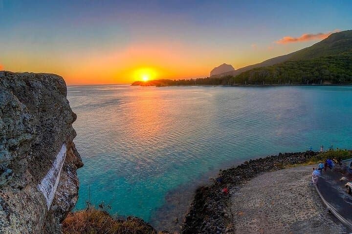 Southwest Mauritius Full-Day Scenic Tour: Trou aux Cerfs to Gris-Gris Cliffs