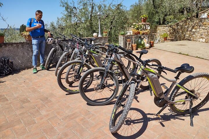 Sunset eBike Tour in Chianti: Ride Through Vineyards & Dinner at Villa SiChef photo 2