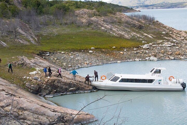 Glacier Amphitheater Trek and Boat Adventure in Los Glaciares photo 3