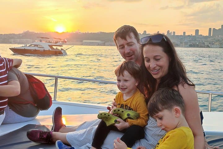 Bosphorus Sunset Yacht Cruise in Istanbul: Dolmabahçe to Maiden's Tower photo 2