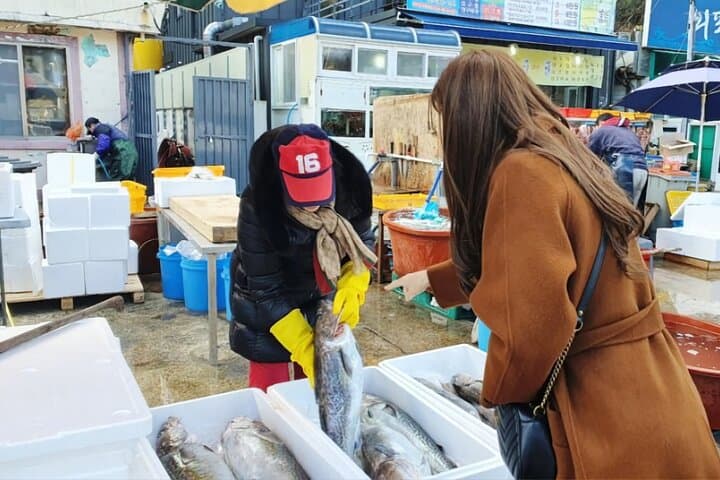 Busan to Geoje: Winter Cod & Clam Auctions Seafood Market Tour photo 4