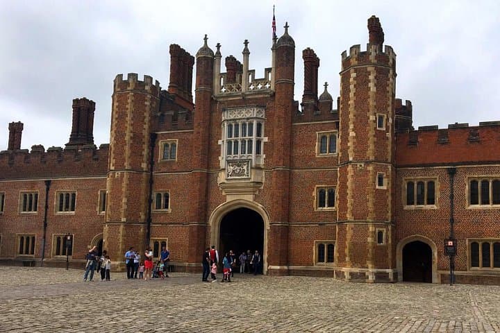 Hampton Court Palace Private Day Tour from London — Tudor State Apartments & Gardens