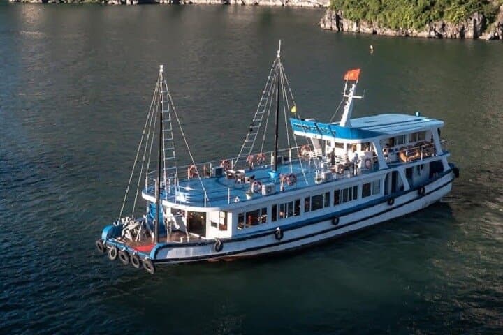 Luxury Ha Long Bay Day Trip From Hanoi by Limousine & Small Group photo 3