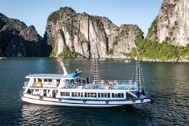 Luxury Ha Long Bay Day Trip From Hanoi by Limousine & Small Group photo 4