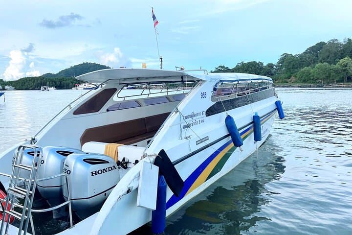 Phi Phi Islands Speedboat Day Tour from Phuket – Maya Bay, Snorkeling & Buffet Lunch photo 5