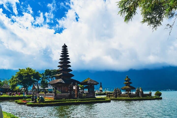 Bedugul and Singaraja: North Coast Bali Day Tour to Lake Bratan & Gitgit