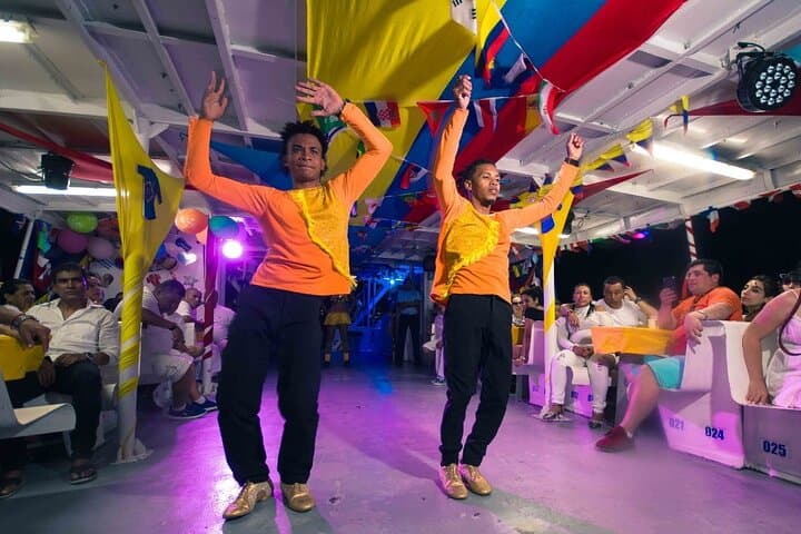San Andrés White Night Boat Experience: Night Cruise, Dinner & Live Show photo 6