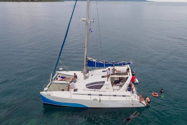 Private Catamaran Cruise to Île aux Bénitiers — Dolphins, Snorkel & BBQ