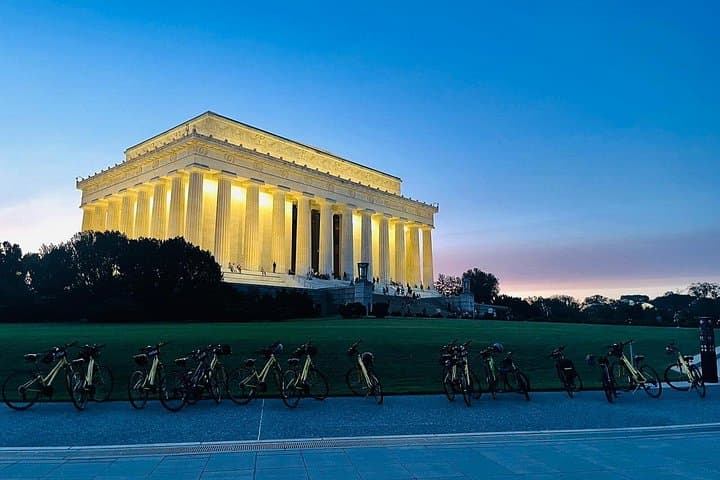 Evening Bike Tour of Washington DC Monuments: Sites at Night Guided Ride photo 4