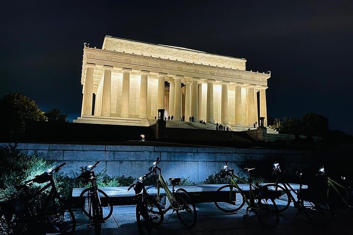 Evening Bike Tour of Washington DC Monuments: Sites at Night Guided Ride photo 2