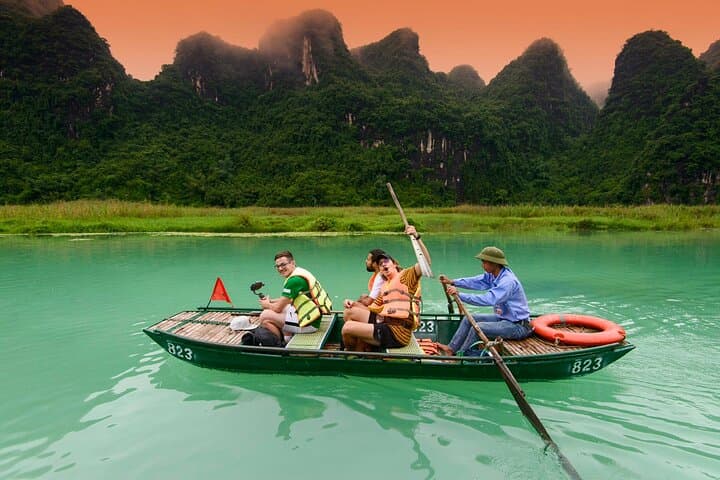 2-Day Ninh Binh Adventure: Mua Cave, Tam Coc Sampan & Primate Rescue