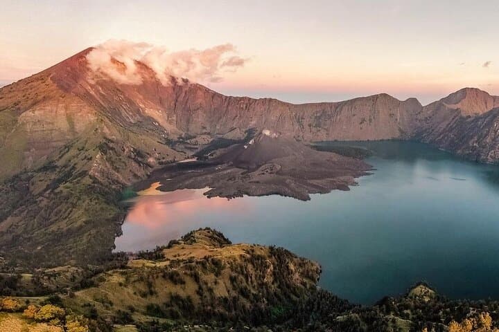 One-Day Trek to Mount Rinjani Crater Rim from Senaru