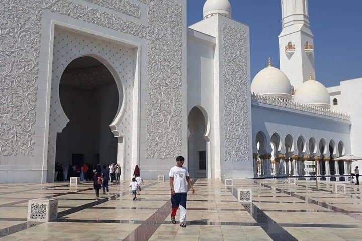 Abu Dhabi Grand Mosque Half-Day Tour from Dubai — Sheikh Zayed Highlights & Practical Guide photo 5