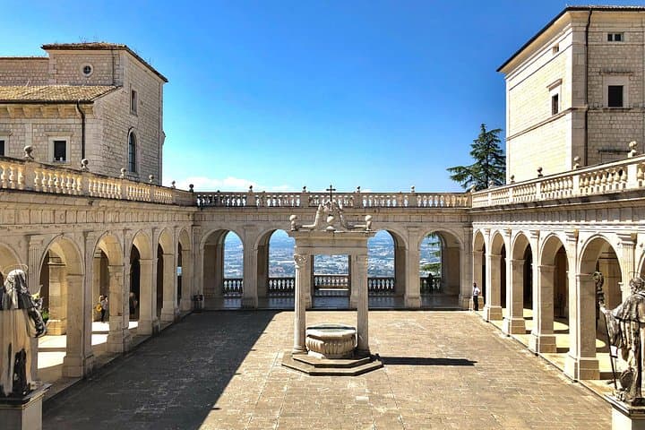 Montecassino and Caserta: Day Trip from Rome to the Abbey and Royal Palace