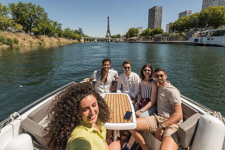 Private Seine Cruise to Discover Paris — 90-Minute Sightseeing from Beaugrenelle photo 1