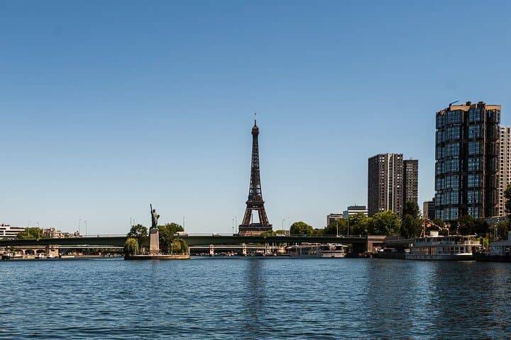 Private Seine Yacht Cruise: 90-Minute Paris Monuments Boat Tour photo 2