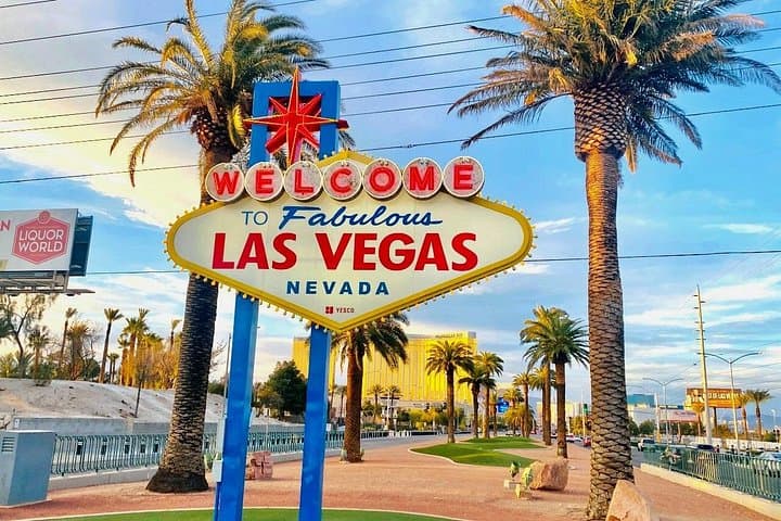Seven Magic Mountains & Las Vegas Sign Tour (Spanish) — 2–3 Hour Mojave Photo Stop photo 4