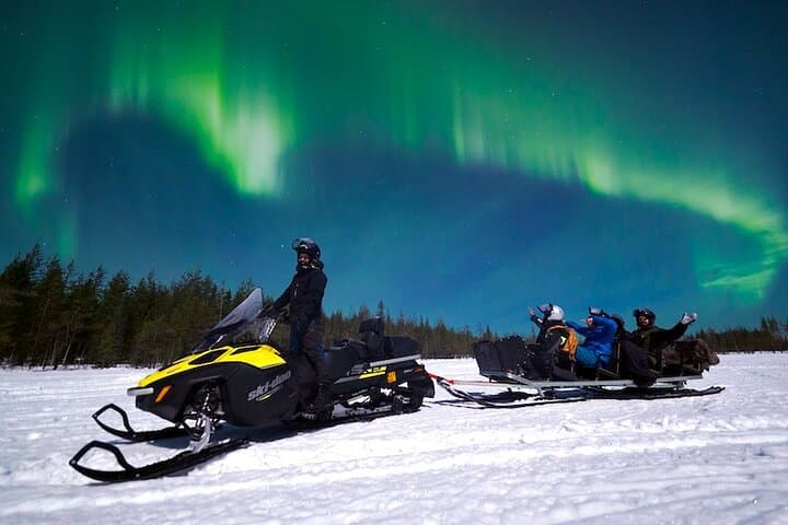 Guided Snowmobile Tour Near Fairbanks: Short Ride Under the Aurora
