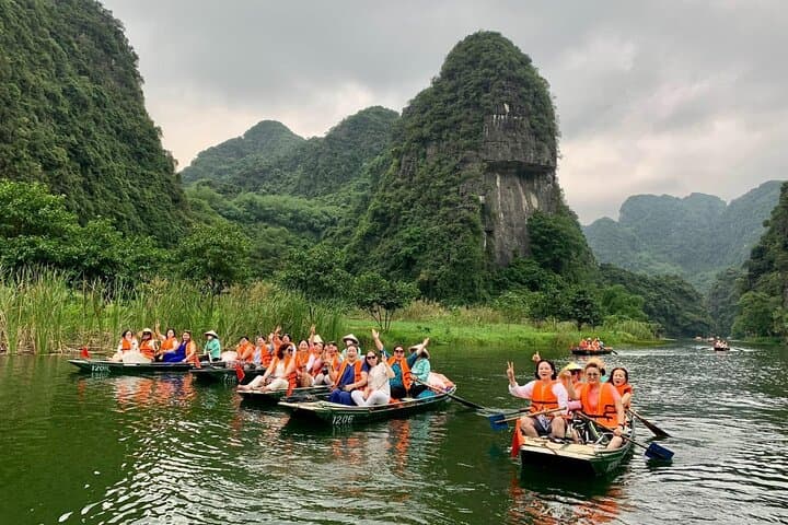 Bai Dinh, Trang An & Mua Cave Day Tour from Hanoi: Temple, Boat Ride & Mua Cave Climb