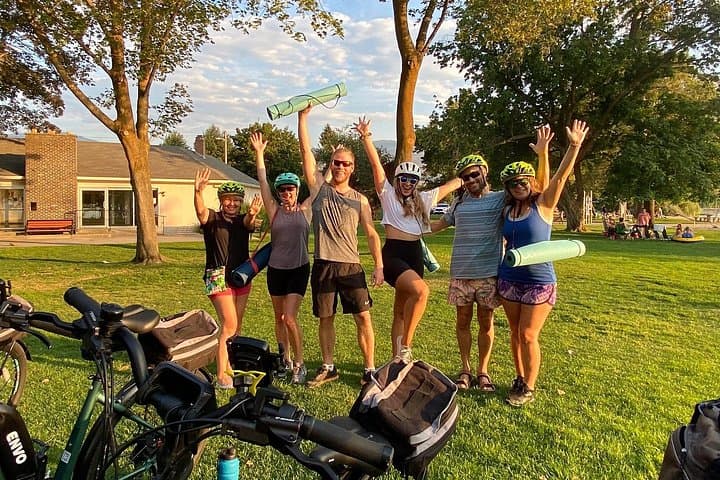 Kelowna E-Bike and Outdoor Yoga: Lakefront Ride & Open-Air Vinyasa