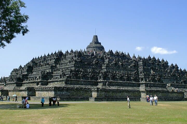 Yogyakarta Day Trip: Borobudur & Prambanan Temples in One Day photo 2