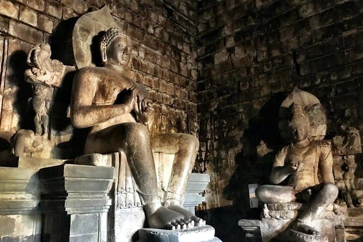 Yogyakarta Day Trip: Borobudur & Prambanan Temples in One Day photo 3