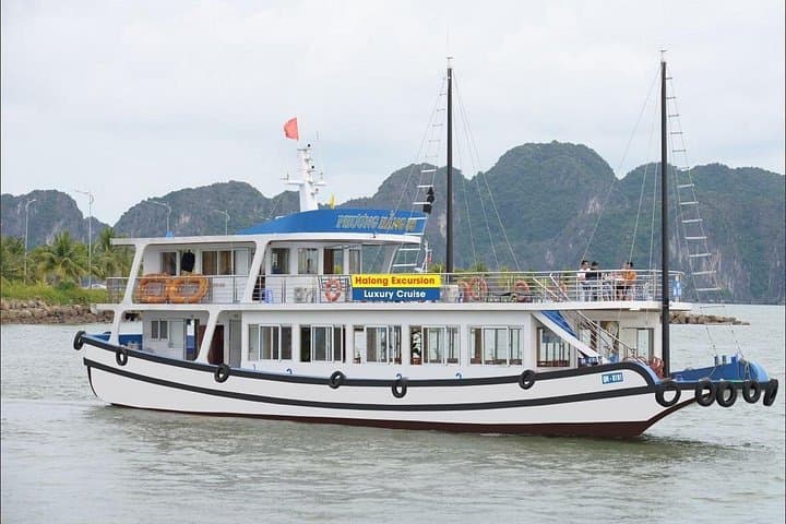 Halong Bay 6‑Hour Cruise: Kayak, Swim and Explore Sung Sot Cave photo 4