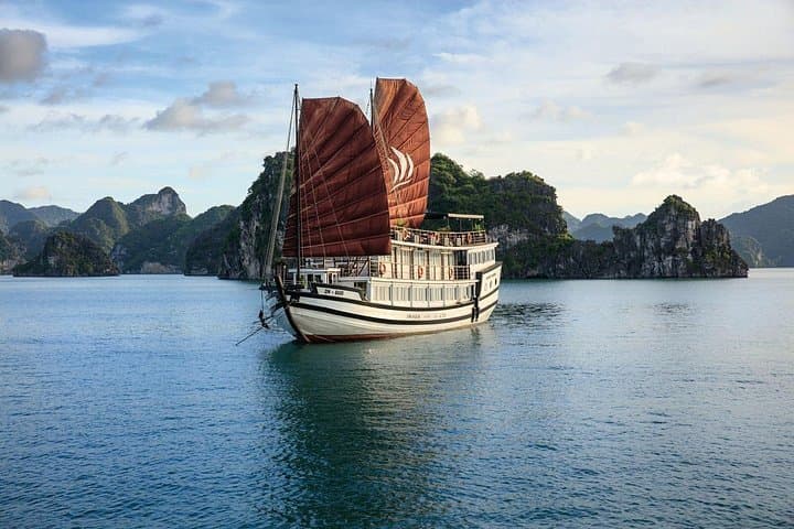 Halong Bay Overnight Cruise from Hanoi - Expressway Transfer, Kayaking & Sung Sot Cave photo 2