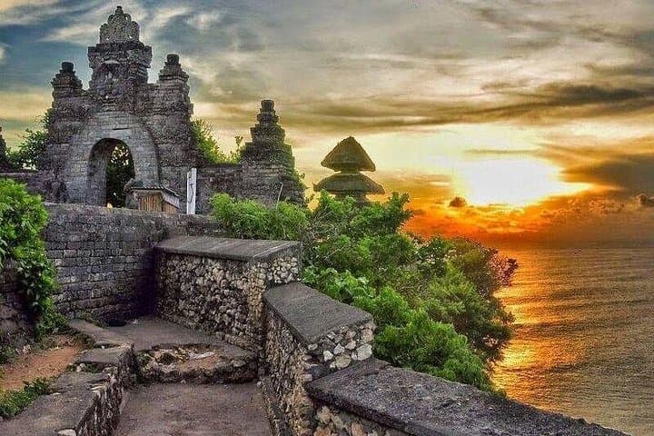 Uluwatu Sunset & Private Phinisi Dinner Cruise — All-Inclusive Bali Temple Tour photo 3