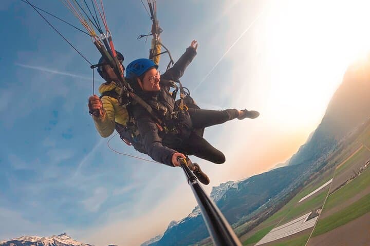 Soaring Above Villars: Paragliding Discovery Flight in the Chablais Alps