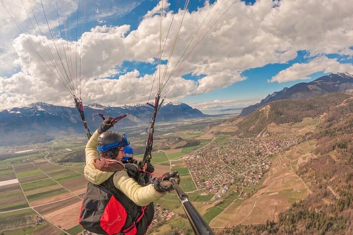Soaring Above Villars: Paragliding Discovery Flight in the Chablais Alps photo 4