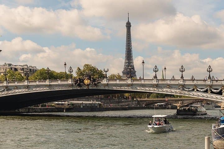 Private Seine Cruise to Discover Paris — 90-Minute Sightseeing from Beaugrenelle photo 2