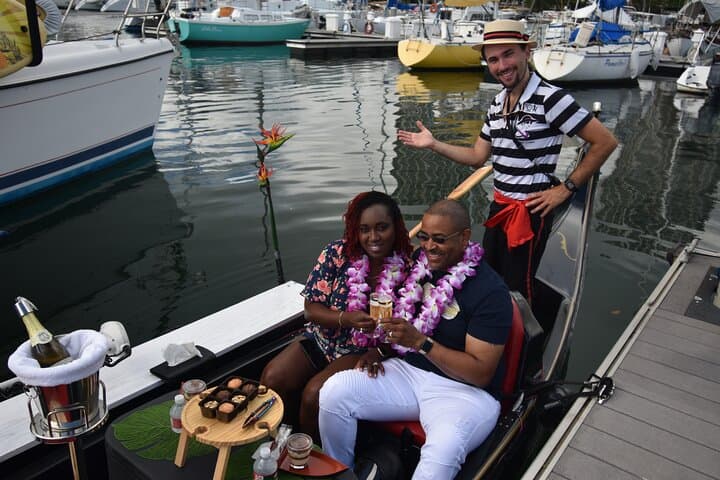 Private Gondola Cruise in Waikiki: Drinks, Pastry & Diamond Head Views photo 6