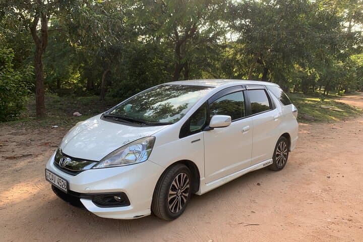 Private Colombo Airport Transfer: Door-to-Door Car Service to Colombo, Negombo & Kalpitiya