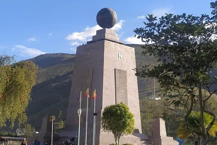 Half of the World: Mitad del Mundo & Pululahua Volcano Day Trip from Quito
