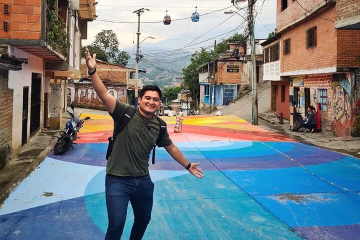 Siloé Cable Car and Neighborhood Walking Tour — Cali Viewpoints & Community Experience photo 3