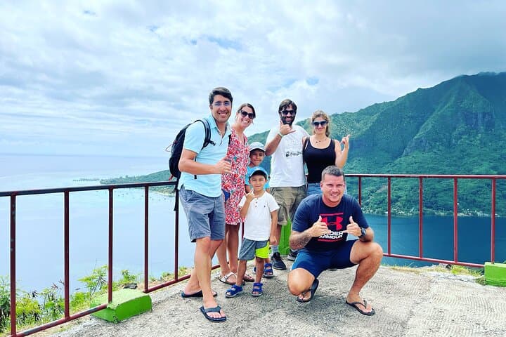 Moorea 4x4 Safari: Private Swing Viewpoint, Belvedere Lookout, and Pineapple Valleys photo 4