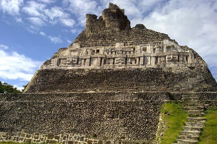 Xunantunich & Inland Blue Hole Combo: Day Trip from Hopkins
