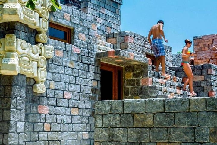 Maya Key Roatán: Secluded Island Day with Mayan Plaza, Snorkel & Animal Rescue