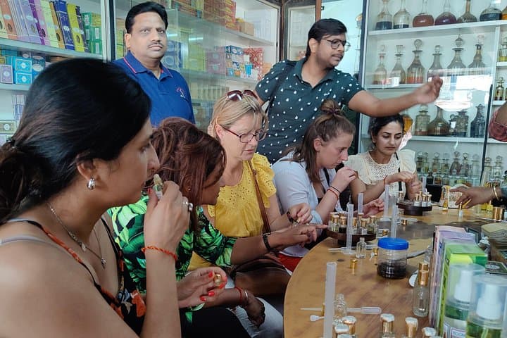 5 Senses Tour of Old and New Delhi: A Six‑Hour Immersive Cultural Walk with Workshops and Lunch photo 2