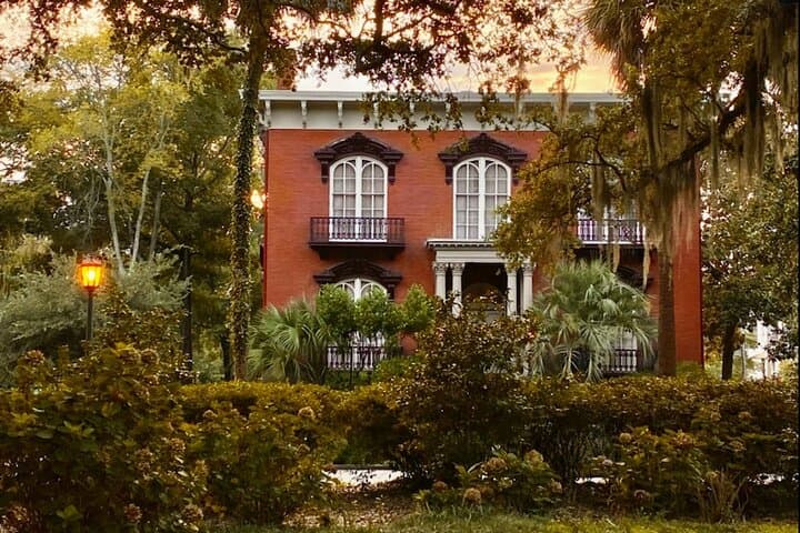 Savannah Historic District Walking Tour: Squares, Stories & Southern Architecture