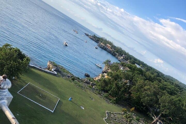 Private Custom Negril Day Tour: Seven Mile Beach, Rick's Cafe & Local Communities photo 3