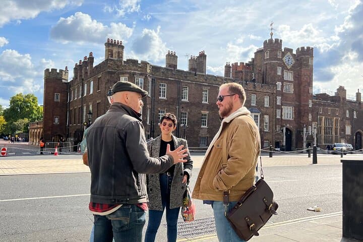 Royal Historic Pubs Walking Tour in London — Hidden Palace Taverns & Beer Tasting photo 2