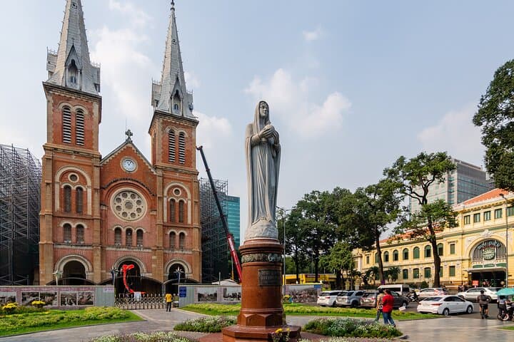Half-Day Saigon Jeep Tour: Notre Dame, Reunification Palace & Chinatown photo 3