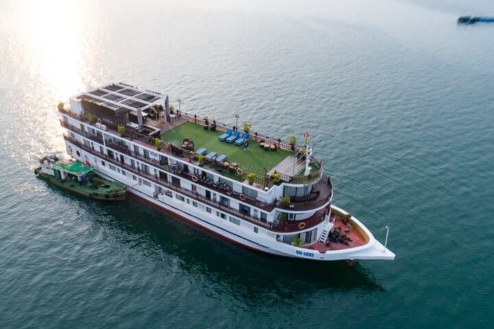 Overnight Amanda Cruise: Luxury 2-Day Ha Long Bay Itinerary