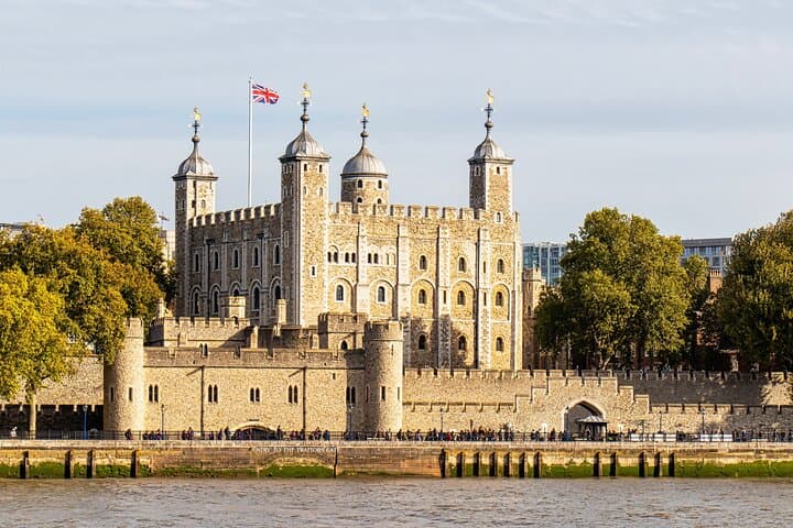 Tower of London Private Walking Tour: White Tower, Crown Jewels & Ravens photo 1