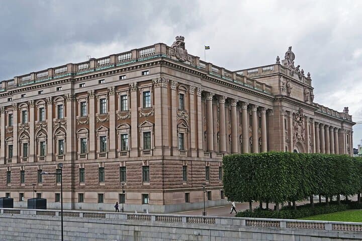 Solve a 1966 Murder: Self-Guided Mystery Walk by Stockholm Royal Palace