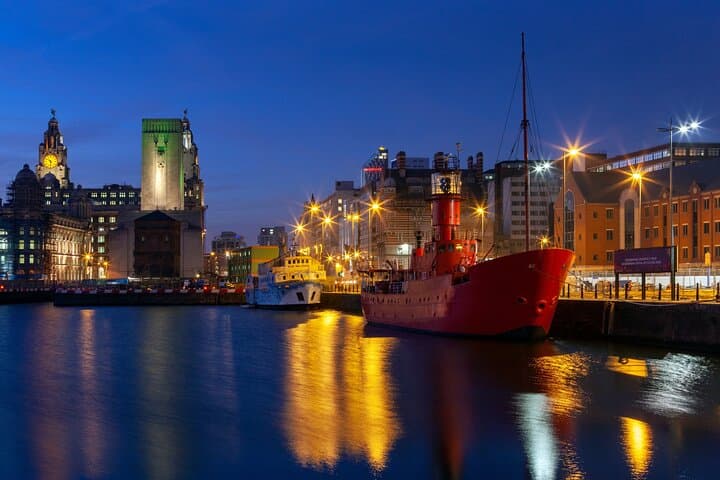 Liverpool Photo Experience: Private Professional Photo Shoot in Iconic City Locations